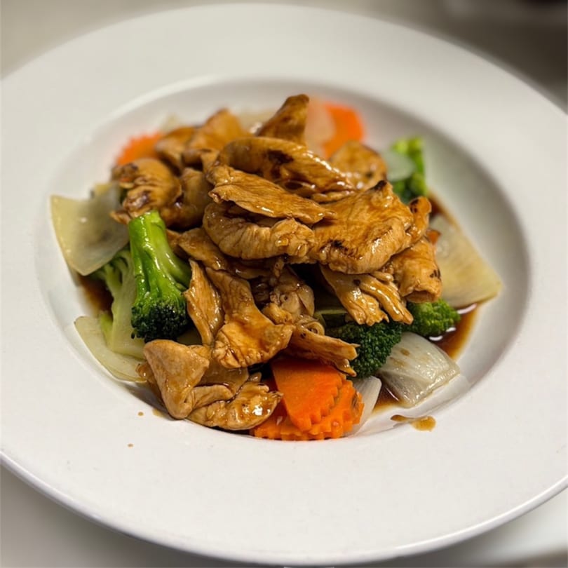 Kenzo Thai & Sushi's chicken stir-fry with broccoli, carrots, and onions in a savory sauce.
